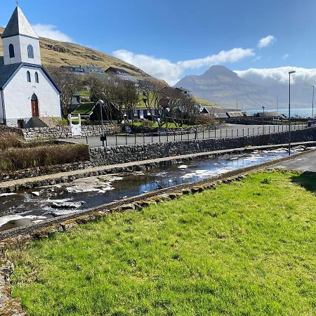 Charming And Authentic Heritage Retreat In Kvivik - Right Next To The River Buitenkant foto