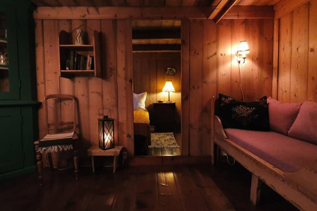 Charming And Authentic Heritage Retreat In Kvivik - Right Next To The River Buitenkant foto