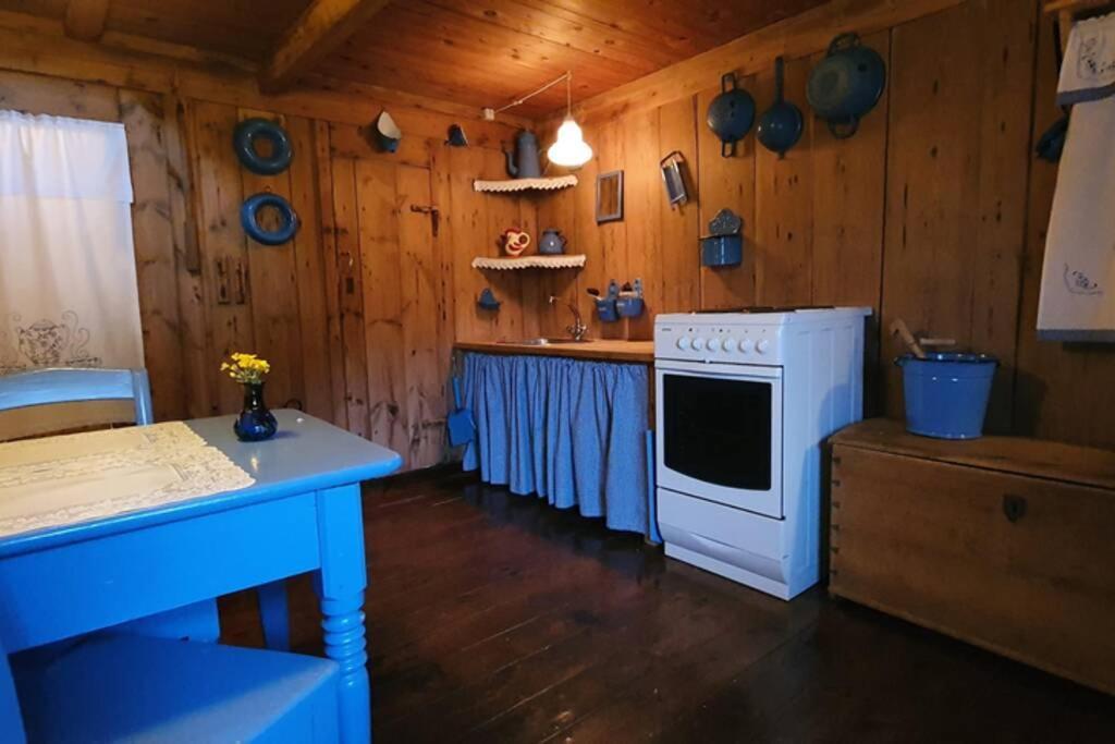 Charming And Authentic Heritage Retreat In Kvivik - Right Next To The River Buitenkant foto