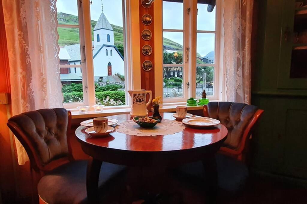 Charming And Authentic Heritage Retreat In Kvivik - Right Next To The River Buitenkant foto
