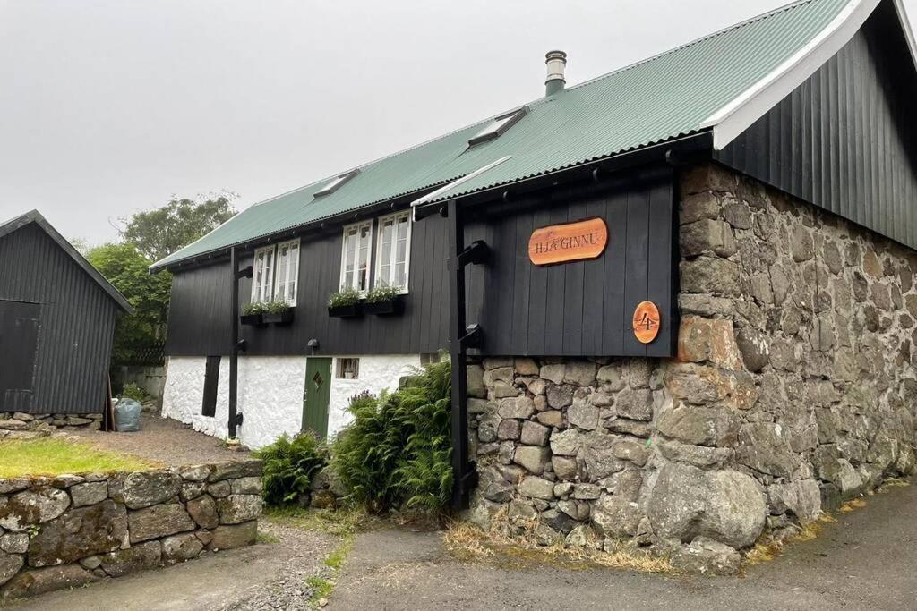 Charming And Authentic Heritage Retreat In Kvivik - Right Next To The River Buitenkant foto