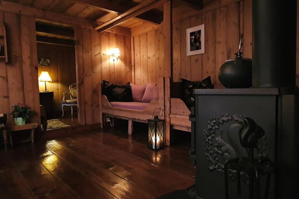 Charming And Authentic Heritage Retreat In Kvivik - Right Next To The River Buitenkant foto