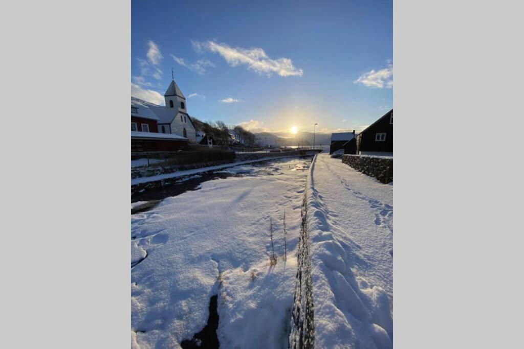 Charming And Authentic Heritage Retreat In Kvivik - Right Next To The River Buitenkant foto