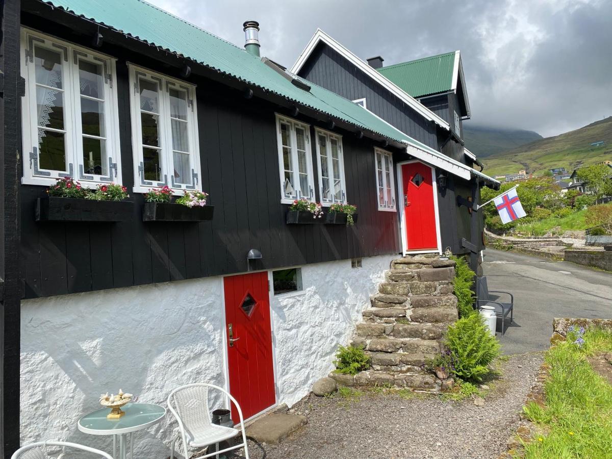 Charming And Authentic Heritage Retreat In Kvivik - Right Next To The River Buitenkant foto
