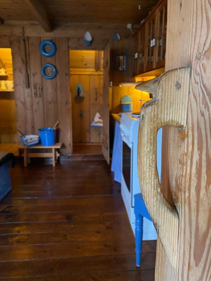 Charming And Authentic Heritage Retreat In Kvivik - Right Next To The River Buitenkant foto