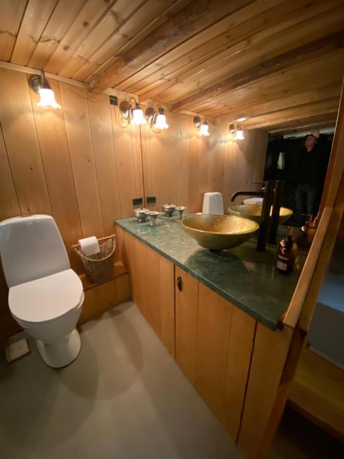 Charming And Authentic Heritage Retreat In Kvivik - Right Next To The River Buitenkant foto